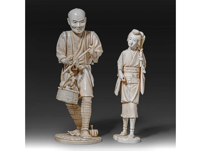 Two japanese ivory okimono of farmers, both signed, meiji period (1868-1912), lady total h 24 cm - 426g - man total h 27,6 cm - 944g (+) - afbeelding 1 van  20