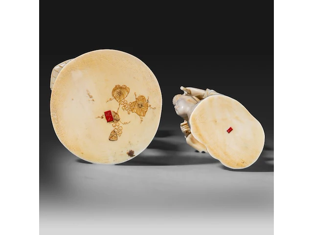 Two japanese ivory okimono of farmers, both signed, meiji period (1868-1912), lady total h 24 cm - 426g - man total h 27,6 cm - 944g (+) - afbeelding 13 van  20