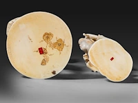 Two japanese ivory okimono of farmers, both signed, meiji period (1868-1912), lady total h 24 cm - 426g - man total h 27,6 cm - 944g (+) - afbeelding 13 van  20