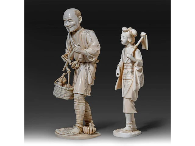 Two japanese ivory okimono of farmers, both signed, meiji period (1868-1912), lady total h 24 cm - 426g - man total h 27,6 cm - 944g (+) - afbeelding 12 van  20
