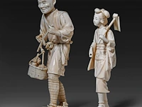 Two japanese ivory okimono of farmers, both signed, meiji period (1868-1912), lady total h 24 cm - 426g - man total h 27,6 cm - 944g (+) - afbeelding 12 van  20