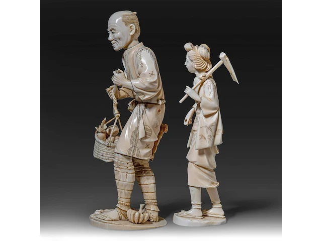 Two japanese ivory okimono of farmers, both signed, meiji period (1868-1912), lady total h 24 cm - 426g - man total h 27,6 cm - 944g (+) - afbeelding 14 van  20