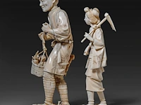 Two japanese ivory okimono of farmers, both signed, meiji period (1868-1912), lady total h 24 cm - 426g - man total h 27,6 cm - 944g (+) - afbeelding 14 van  20