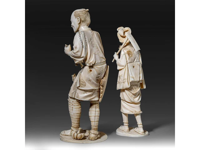 Two japanese ivory okimono of farmers, both signed, meiji period (1868-1912), lady total h 24 cm - 426g - man total h 27,6 cm - 944g (+) - afbeelding 15 van  20
