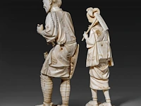 Two japanese ivory okimono of farmers, both signed, meiji period (1868-1912), lady total h 24 cm - 426g - man total h 27,6 cm - 944g (+) - afbeelding 15 van  20