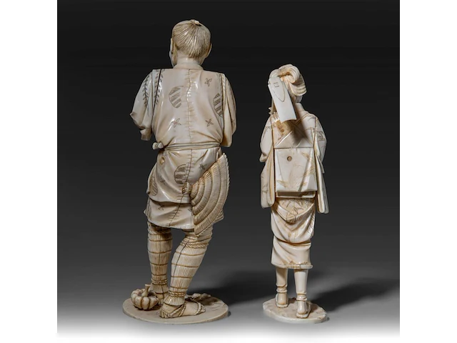 Two japanese ivory okimono of farmers, both signed, meiji period (1868-1912), lady total h 24 cm - 426g - man total h 27,6 cm - 944g (+) - afbeelding 16 van  20