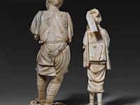 Two japanese ivory okimono of farmers, both signed, meiji period (1868-1912), lady total h 24 cm - 426g - man total h 27,6 cm - 944g (+) - afbeelding 16 van  20