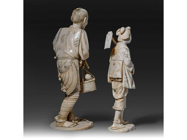 Two japanese ivory okimono of farmers, both signed, meiji period (1868-1912), lady total h 24 cm - 426g - man total h 27,6 cm - 944g (+) - afbeelding 17 van  20