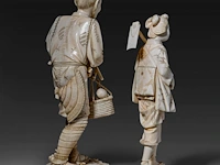 Two japanese ivory okimono of farmers, both signed, meiji period (1868-1912), lady total h 24 cm - 426g - man total h 27,6 cm - 944g (+) - afbeelding 17 van  20
