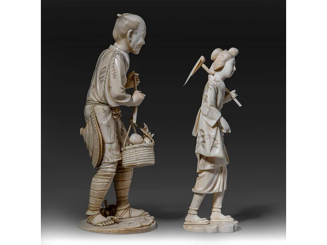 Two japanese ivory okimono of farmers, both signed, meiji period (1868-1912), lady total h 24 cm - 426g - man total h 27,6 cm - 944g (+) - afbeelding 18 van  20