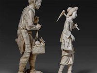Two japanese ivory okimono of farmers, both signed, meiji period (1868-1912), lady total h 24 cm - 426g - man total h 27,6 cm - 944g (+) - afbeelding 18 van  20