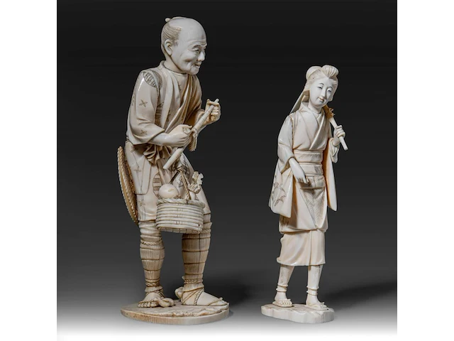 Two japanese ivory okimono of farmers, both signed, meiji period (1868-1912), lady total h 24 cm - 426g - man total h 27,6 cm - 944g (+) - afbeelding 19 van  20