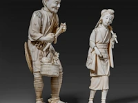 Two japanese ivory okimono of farmers, both signed, meiji period (1868-1912), lady total h 24 cm - 426g - man total h 27,6 cm - 944g (+) - afbeelding 19 van  20