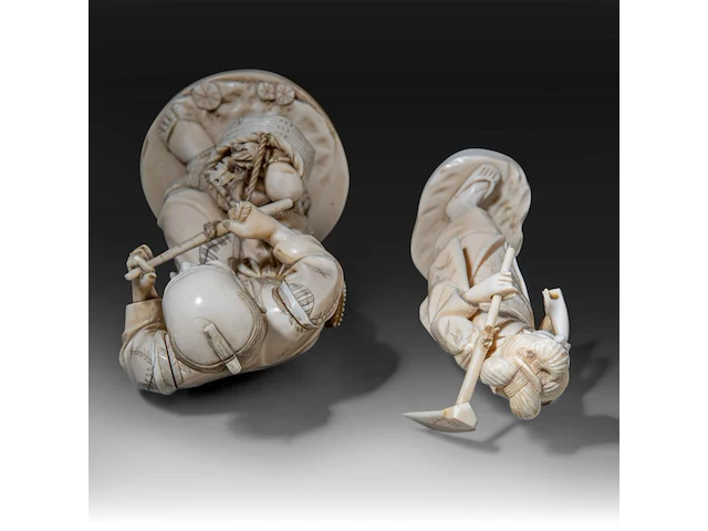 Two japanese ivory okimono of farmers, both signed, meiji period (1868-1912), lady total h 24 cm - 426g - man total h 27,6 cm - 944g (+) - afbeelding 20 van  20
