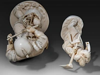 Two japanese ivory okimono of farmers, both signed, meiji period (1868-1912), lady total h 24 cm - 426g - man total h 27,6 cm - 944g (+) - afbeelding 20 van  20