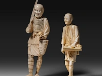 Two japanese ivory okimono of farmers with their crop, both signed, meiji period (1868-1912), h 32 cm - 830g / h 25 cm - 674g (+) - afbeelding 2 van  9