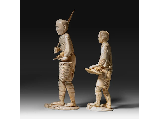 Two japanese ivory okimono of farmers with their crop, both signed, meiji period (1868-1912), h 32 cm - 830g / h 25 cm - 674g (+) - afbeelding 3 van  9
