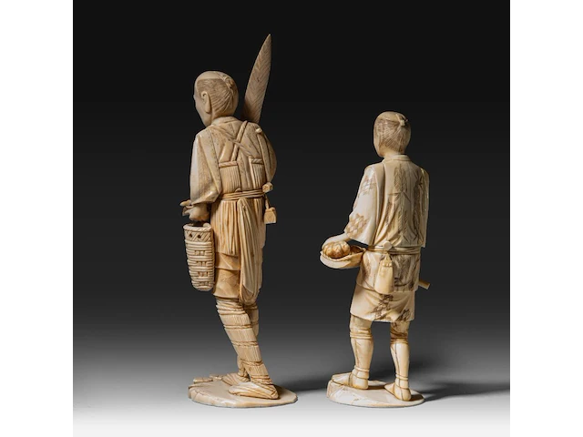 Two japanese ivory okimono of farmers with their crop, both signed, meiji period (1868-1912), h 32 cm - 830g / h 25 cm - 674g (+) - afbeelding 4 van  9