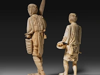 Two japanese ivory okimono of farmers with their crop, both signed, meiji period (1868-1912), h 32 cm - 830g / h 25 cm - 674g (+) - afbeelding 4 van  9