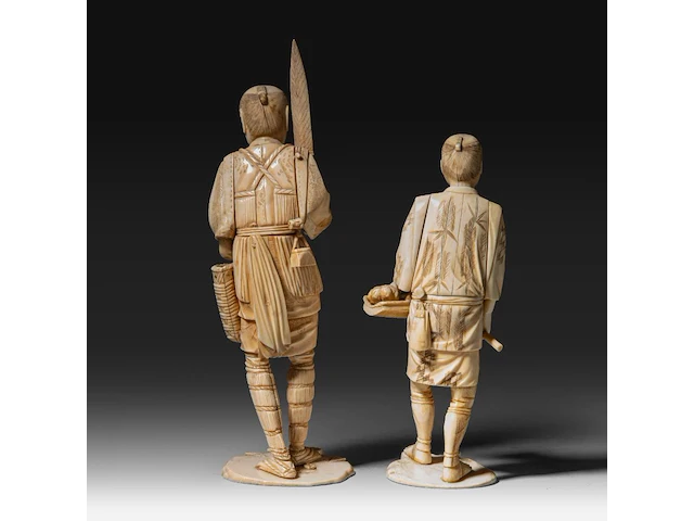 Two japanese ivory okimono of farmers with their crop, both signed, meiji period (1868-1912), h 32 cm - 830g / h 25 cm - 674g (+) - afbeelding 5 van  9