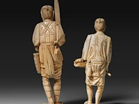 Two japanese ivory okimono of farmers with their crop, both signed, meiji period (1868-1912), h 32 cm - 830g / h 25 cm - 674g (+) - afbeelding 5 van  9