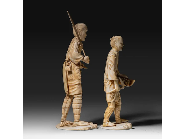 Two japanese ivory okimono of farmers with their crop, both signed, meiji period (1868-1912), h 32 cm - 830g / h 25 cm - 674g (+) - afbeelding 6 van  9