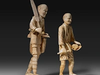 Two japanese ivory okimono of farmers with their crop, both signed, meiji period (1868-1912), h 32 cm - 830g / h 25 cm - 674g (+) - afbeelding 7 van  9
