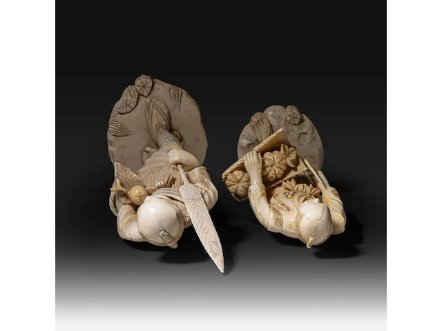 Two japanese ivory okimono of farmers with their crop, both signed, meiji period (1868-1912), h 32 cm - 830g / h 25 cm - 674g (+) - afbeelding 8 van  9