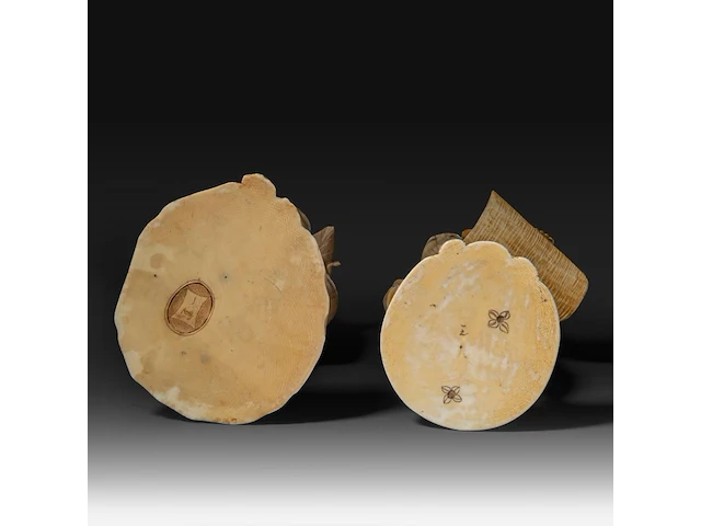 Two japanese ivory okimono of farmers with their crop, both signed, meiji period (1868-1912), h 32 cm - 830g / h 25 cm - 674g (+) - afbeelding 9 van  9
