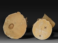 Two japanese ivory okimono of farmers with their crop, both signed, meiji period (1868-1912), h 32 cm - 830g / h 25 cm - 674g (+) - afbeelding 9 van  9