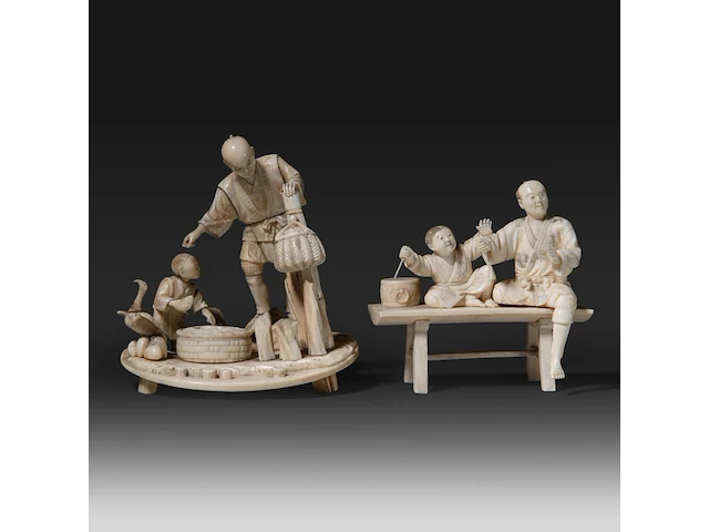 Two japanese ivory okimono of fathers with their sons, meiji period (1868-1912): one of a farmer and his son gathering eggs, with a goose and baskets, on an oval base (signed); the other of a father seated on a bench wit - afbeelding 1 van  8