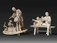 Two japanese ivory okimono of fathers with their sons, meiji period (1868-1912): one of a farmer and his son gathering eggs, with a goose and baskets, on an oval base (signed); the other of a father seated on a bench wit - afbeelding 2 van  8