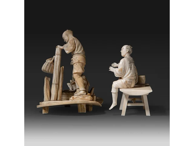 Two japanese ivory okimono of fathers with their sons, meiji period (1868-1912): one of a farmer and his son gathering eggs, with a goose and baskets, on an oval base (signed); the other of a father seated on a bench wit - afbeelding 3 van  8