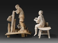 Two japanese ivory okimono of fathers with their sons, meiji period (1868-1912): one of a farmer and his son gathering eggs, with a goose and baskets, on an oval base (signed); the other of a father seated on a bench wit - afbeelding 3 van  8