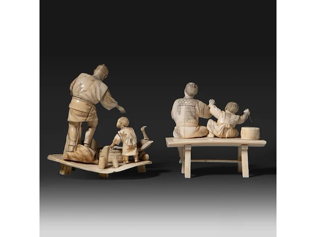 Two japanese ivory okimono of fathers with their sons, meiji period (1868-1912): one of a farmer and his son gathering eggs, with a goose and baskets, on an oval base (signed); the other of a father seated on a bench wit - afbeelding 4 van  8