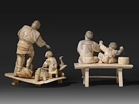 Two japanese ivory okimono of fathers with their sons, meiji period (1868-1912): one of a farmer and his son gathering eggs, with a goose and baskets, on an oval base (signed); the other of a father seated on a bench wit - afbeelding 4 van  8