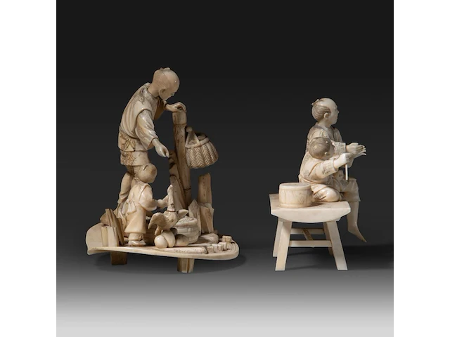Two japanese ivory okimono of fathers with their sons, meiji period (1868-1912): one of a farmer and his son gathering eggs, with a goose and baskets, on an oval base (signed); the other of a father seated on a bench wit - afbeelding 5 van  8
