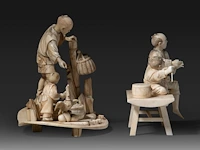 Two japanese ivory okimono of fathers with their sons, meiji period (1868-1912): one of a farmer and his son gathering eggs, with a goose and baskets, on an oval base (signed); the other of a father seated on a bench wit - afbeelding 5 van  8