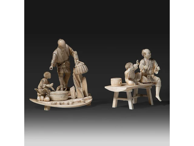 Two japanese ivory okimono of fathers with their sons, meiji period (1868-1912): one of a farmer and his son gathering eggs, with a goose and baskets, on an oval base (signed); the other of a father seated on a bench wit - afbeelding 6 van  8