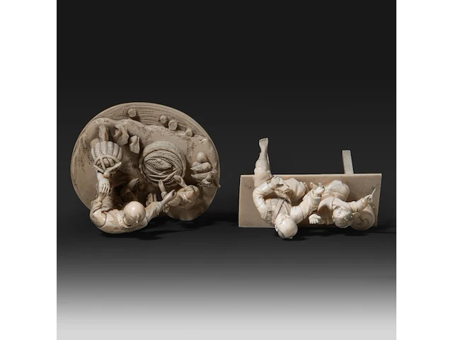 Two japanese ivory okimono of fathers with their sons, meiji period (1868-1912): one of a farmer and his son gathering eggs, with a goose and baskets, on an oval base (signed); the other of a father seated on a bench wit - afbeelding 7 van  8
