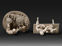 Two japanese ivory okimono of fathers with their sons, meiji period (1868-1912): one of a farmer and his son gathering eggs, with a goose and baskets, on an oval base (signed); the other of a father seated on a bench wit - afbeelding 7 van  8