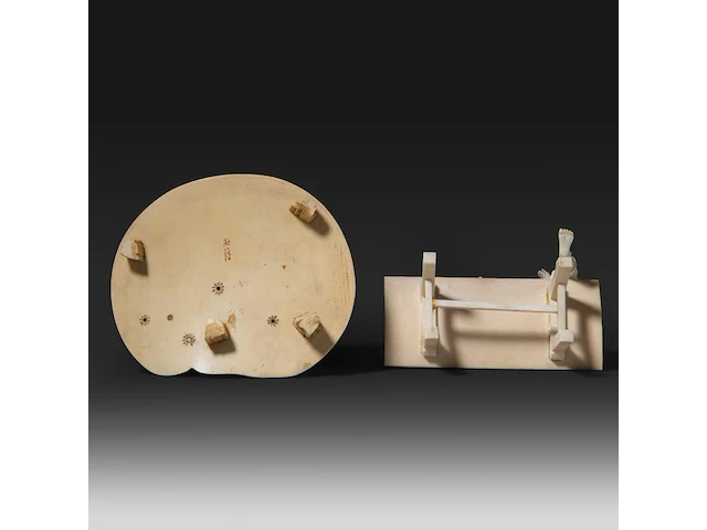 Two japanese ivory okimono of fathers with their sons, meiji period (1868-1912): one of a farmer and his son gathering eggs, with a goose and baskets, on an oval base (signed); the other of a father seated on a bench wit - afbeelding 8 van  8
