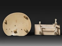 Two japanese ivory okimono of fathers with their sons, meiji period (1868-1912): one of a farmer and his son gathering eggs, with a goose and baskets, on an oval base (signed); the other of a father seated on a bench wit - afbeelding 8 van  8