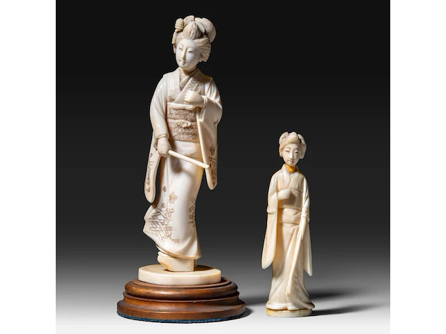 Two japanese ivory okimono of walking ladies, meiji period (1868-1912), total h 19 cm - ivory h 17 cm - total weight 270g / h 12 cm - 62g (+) - afbeelding 1 van  8