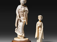 Two japanese ivory okimono of walking ladies, meiji period (1868-1912), total h 19 cm - ivory h 17 cm - total weight 270g / h 12 cm - 62g (+)