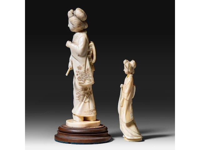 Two japanese ivory okimono of walking ladies, meiji period (1868-1912), total h 19 cm - ivory h 17 cm - total weight 270g / h 12 cm - 62g (+) - afbeelding 2 van  8