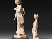 Two japanese ivory okimono of walking ladies, meiji period (1868-1912), total h 19 cm - ivory h 17 cm - total weight 270g / h 12 cm - 62g (+) - afbeelding 2 van  8