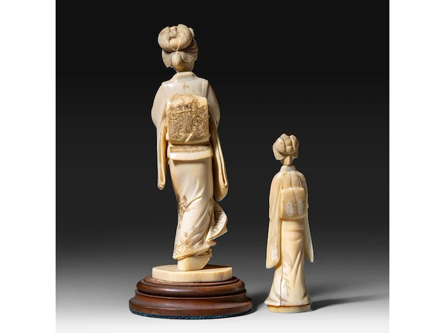 Two japanese ivory okimono of walking ladies, meiji period (1868-1912), total h 19 cm - ivory h 17 cm - total weight 270g / h 12 cm - 62g (+) - afbeelding 3 van  8