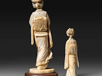 Two japanese ivory okimono of walking ladies, meiji period (1868-1912), total h 19 cm - ivory h 17 cm - total weight 270g / h 12 cm - 62g (+) - afbeelding 3 van  8