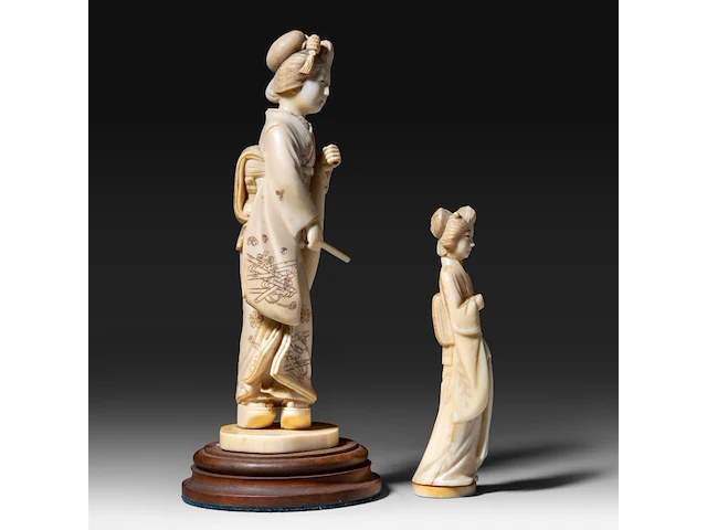 Two japanese ivory okimono of walking ladies, meiji period (1868-1912), total h 19 cm - ivory h 17 cm - total weight 270g / h 12 cm - 62g (+) - afbeelding 4 van  8